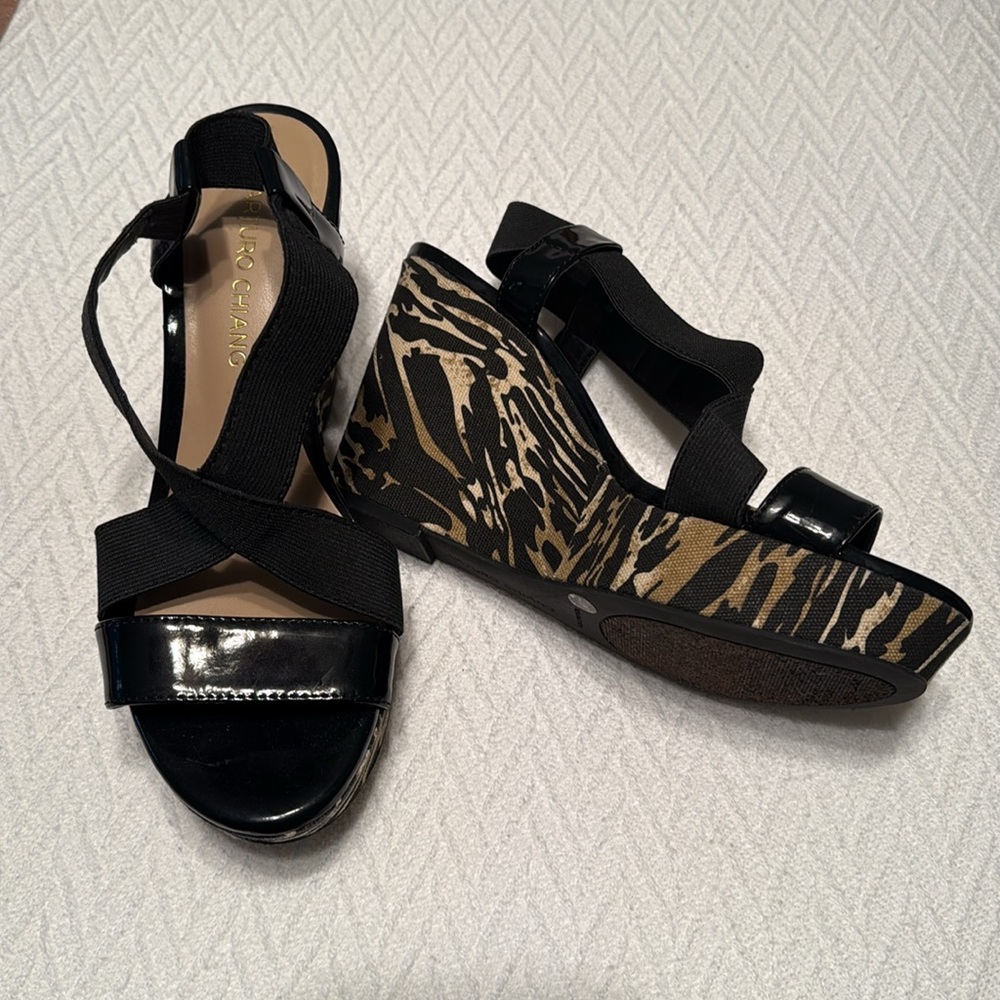 Arturo Chang 7.5 black/animal print wedges